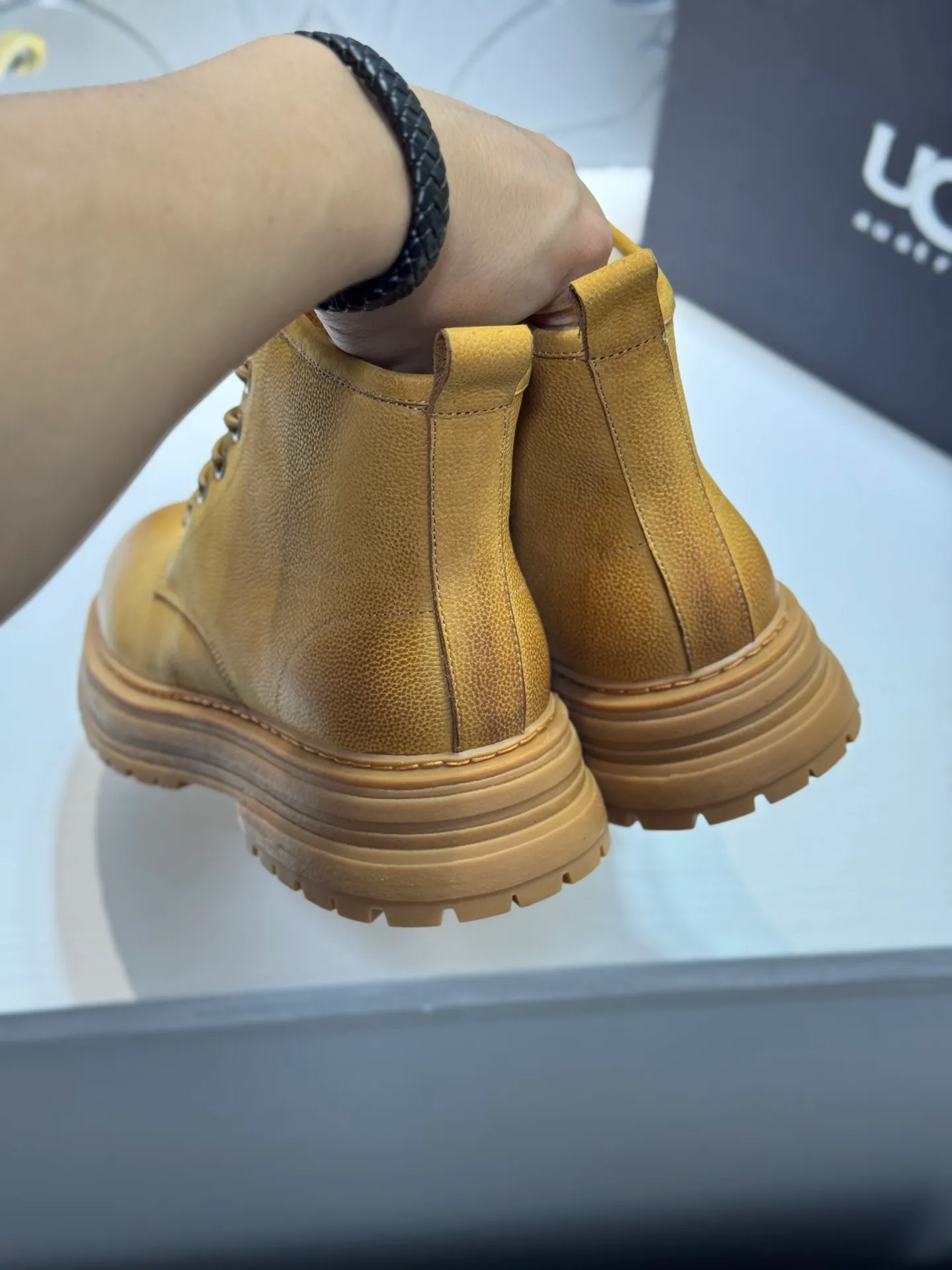 Men's men's shoes 💰660 [New style] 🦥🦥UGG - high-end quality 🔥Australian imported wool 🔥Full fur original single entry and exit counter without pressure, let you feel no replacement 💏The upper is made of first-layer cowhide 'all original Australian wool' Strict men's boots thick wool can be distinguished by the naked eye 💓Real wool keeps warm and does not smell like feet, warms the whole winter ✨Carefully crafted for those who know the goods🔥Size: 38-44 (45 customized
